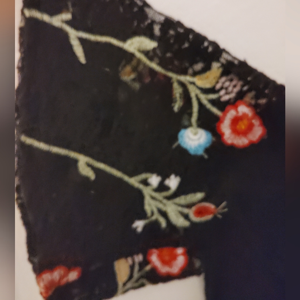 🦋Solitaire Black Floral Embroidered Blouse - Picture 4 of 6